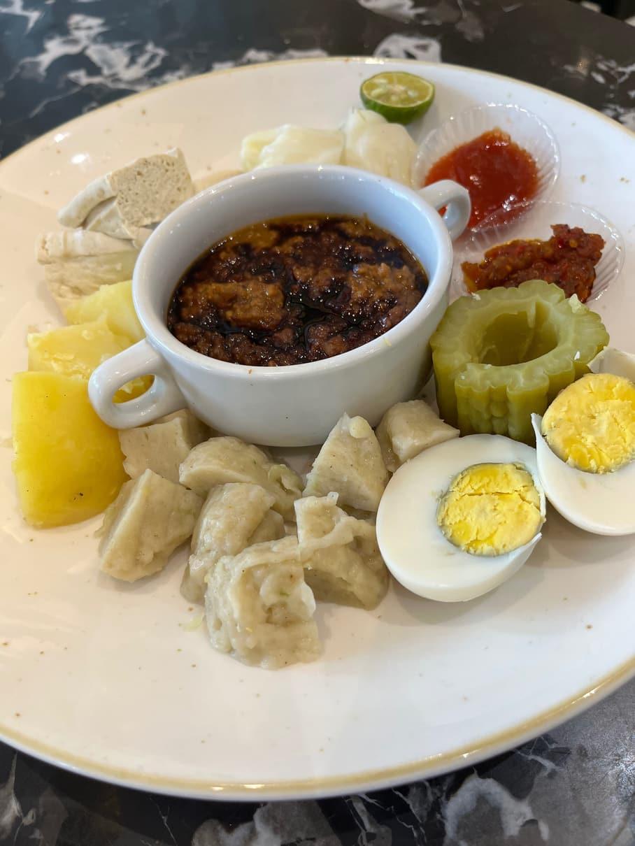 Siomay dengan saus kacang dan jeruk limau