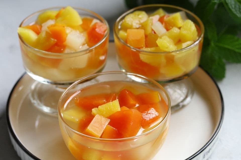Es buah dalam wadah kaca